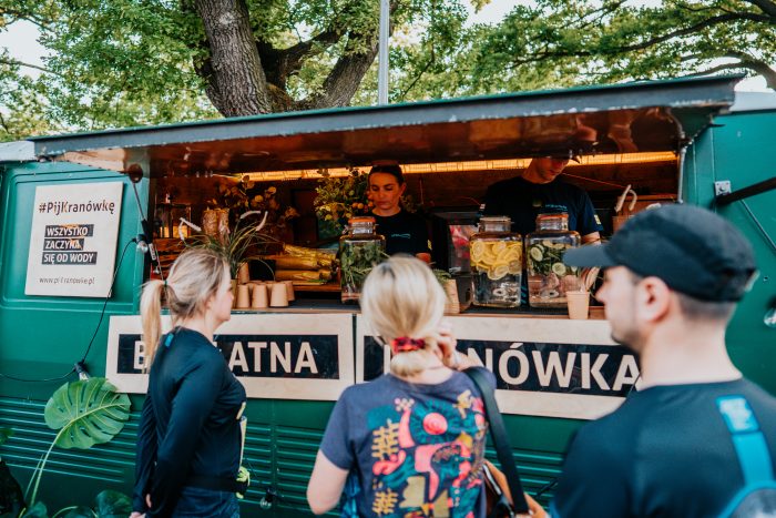 Watertruck serwujący kranówkę w strefie kibiców na półmaratonie