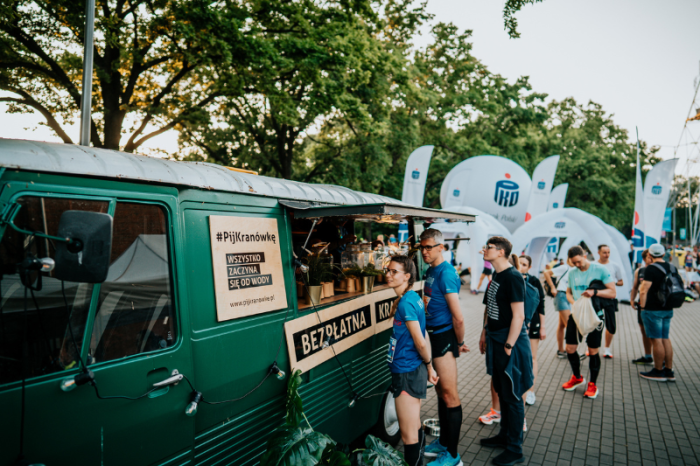 Wodne stoisko z darmową kranówką w miasteczku Wrocławskiego Nocnego Półmaratonu. Gdzie napić sie wody na półparatonie wrocławskim