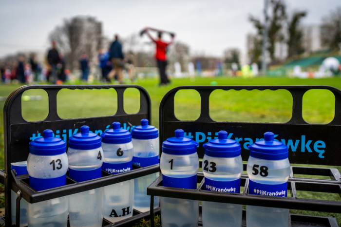 #Pijkranówkę bidony z wodą na treningu AMP futbolu